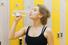 Quando ingerimos água fria, o corpo precisa equilibrar a temperatura interna