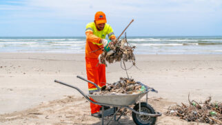 As praias do município também recebem mutirões periódicos de limpeza