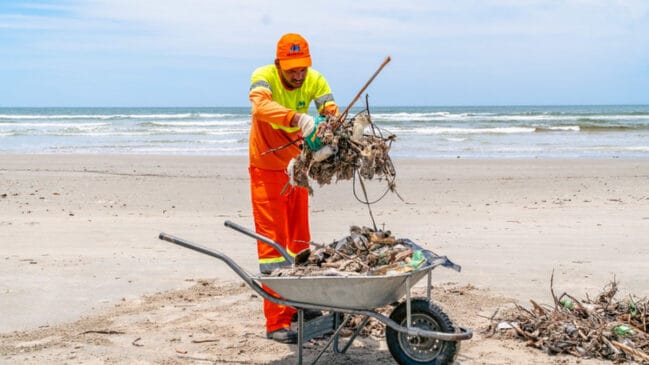 As praias do município também recebem mutirões periódicos de limpeza