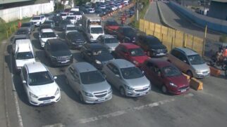 Fila de espera na travessia de Santos/Guarujá está com um tempo de espera de quase 1 hora