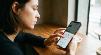 Mulher visualiza perfil do ex na rede social e vai na opção