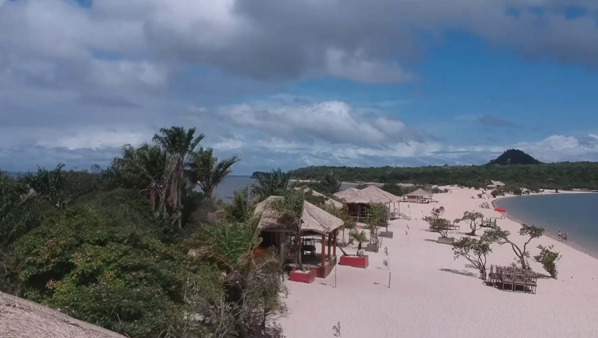A vila de Alter do Chão, distrito de Santarém, foi eleita pelo jornal britânico The Guardian como a praia mais bonita do Brasil.