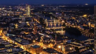 Com seu horizonte marcado por edifícios modernos, a cidade de Frankfurt simboliza a força econômica para a Alemanha