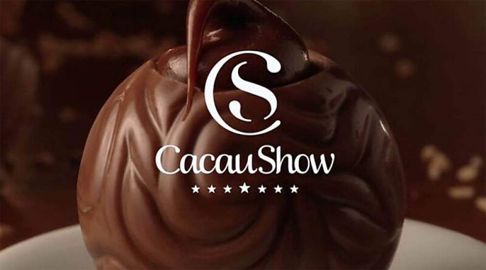 A tradicional (e deliciosa) trufa da Cacau Show ao fundo da imagem / Reprodução