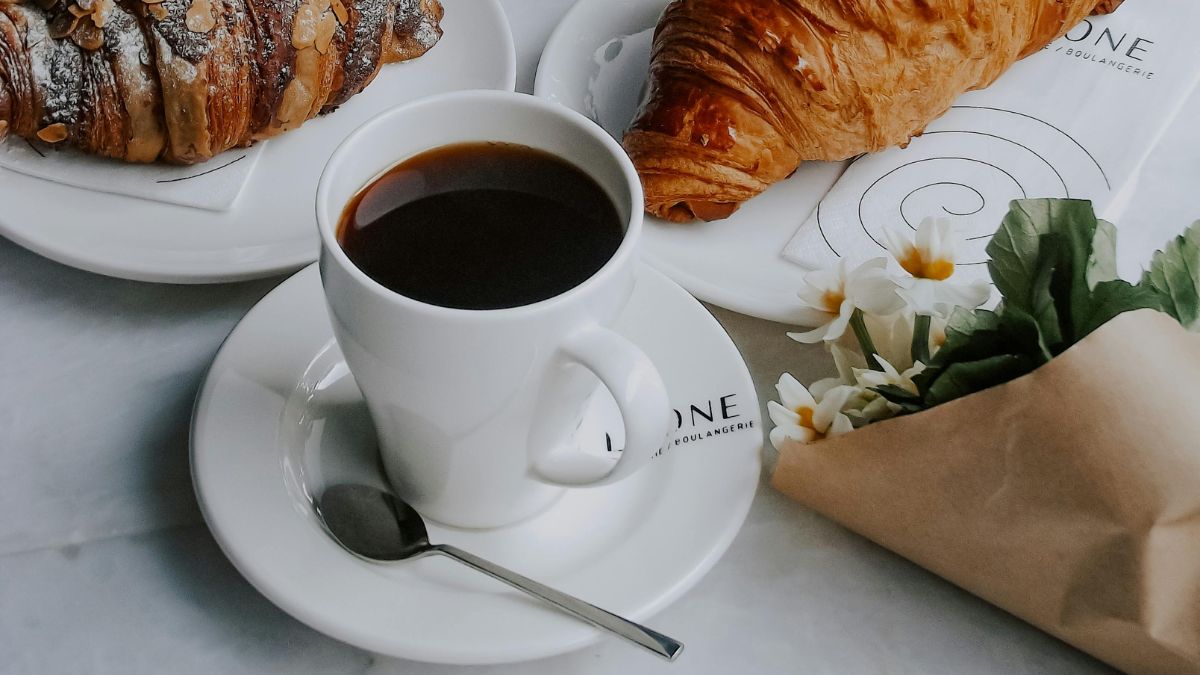 O consumo moderado de café está associado à redução do risco de doenças cardíacas e derrames. Seus compostos bioativos ajudam a melhorar a saúde dos vasos sanguíneos, contribuindo para uma circulação mais eficiente em todo o corpo/Pexels