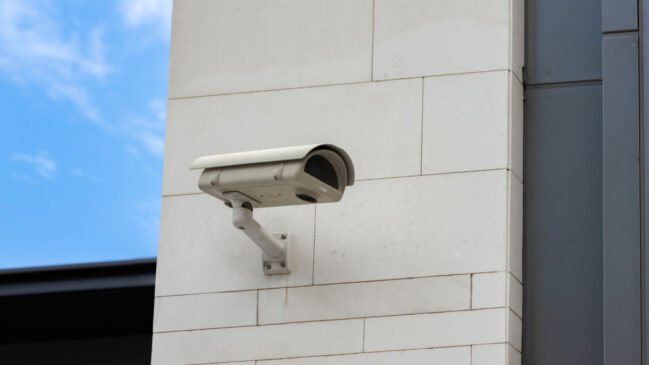 A legislação brasileira não proíbe o monitoramento de áreas públicas por particulares