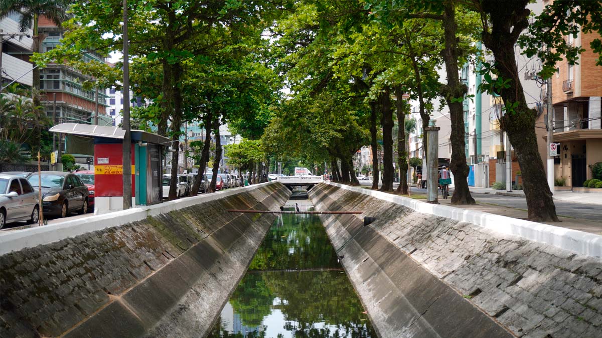 Criados por Saturnino de Brito, os canais de Santos são fundamentais para a drenagem urbana e a prevenção de alagamentos e doenças. Renan Lousada/DL