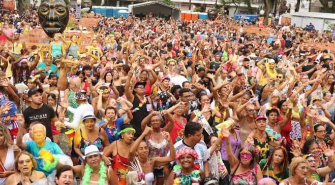 Carnabonde, em Santos, na Praça Mauá, no centro da cidade, agitando o carnaval