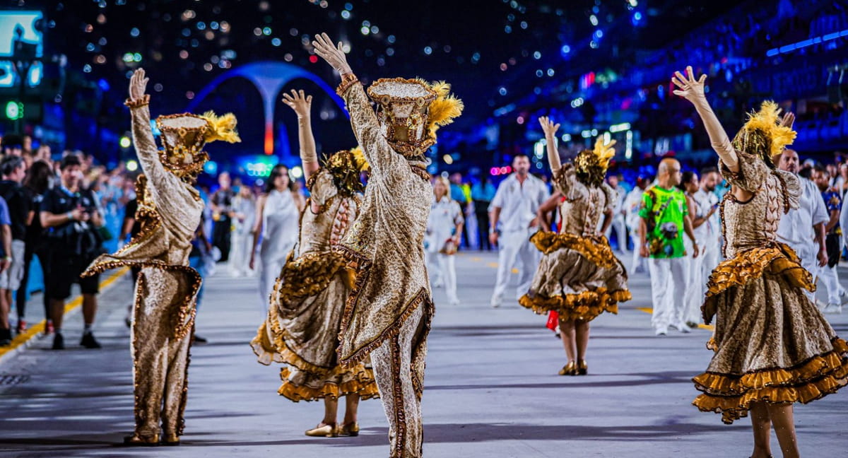 Os destaques ficam para os cortejos tradicionais que arrastam multidões, como o Cordão do Boitatá no Centro e o Simpatia é Quase Amor em Ipanema
