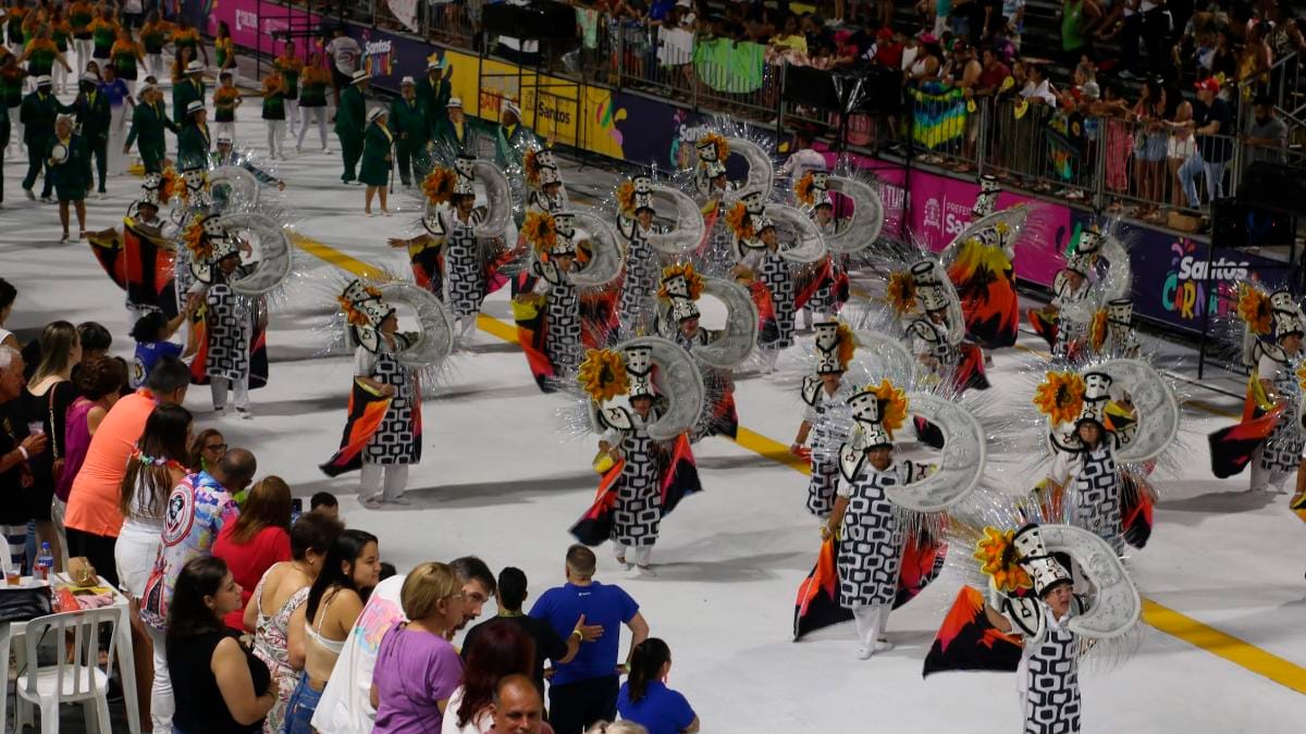 O carnaval não acontece só nos dias oficiais: para as escolas de samba, os trabalhos começam logo após o fim do desfile anterior, com escolha do enredo e planejamento do próximo ano. Divulgação/PMS