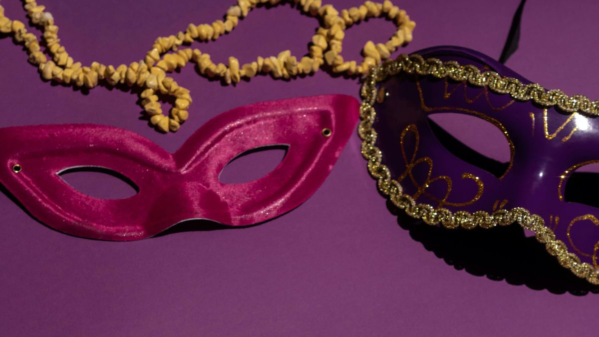 O Shopping Pátio Aviação prepara uma oficina gratuita de máscaras para crianças de 3 a 10 anos neste sábado. Dividida em três sessões a partir das 15h30, a atividade estimula os pequenos a criarem seus próprios adereços para brilhar no feriado de Carnaval/Pexels