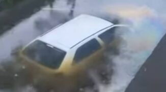 Como é possível notar, o canal onde o veículo caiu está com água em uma altura considerável