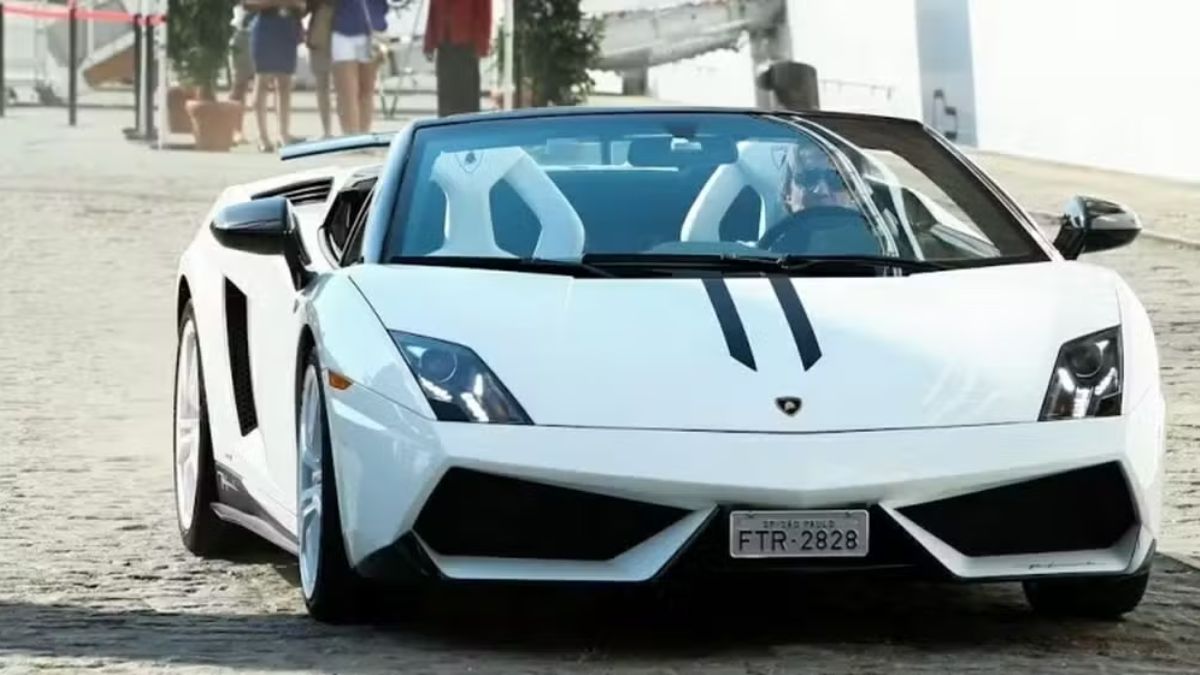 Além dos clássicos, o Rei também possui carros modernos, como uma Lamborghini avaliada em mais de R$ 1 milhão/Reprodução