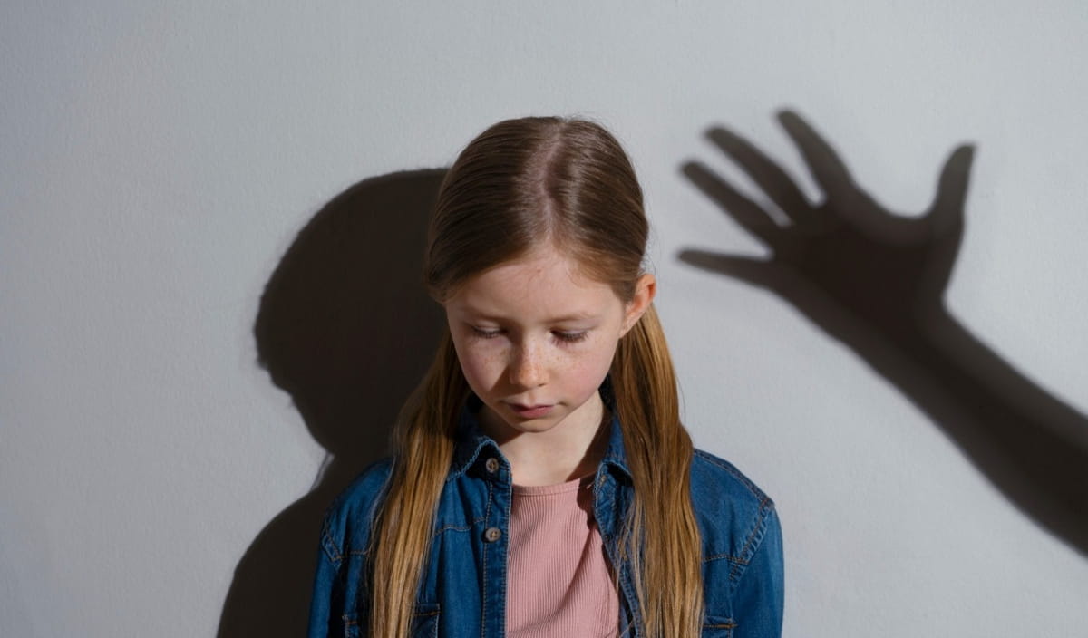 Você não precisa ter provas concretas para denunciar; uma suspeita fundamentada é suficiente para iniciar uma investigação