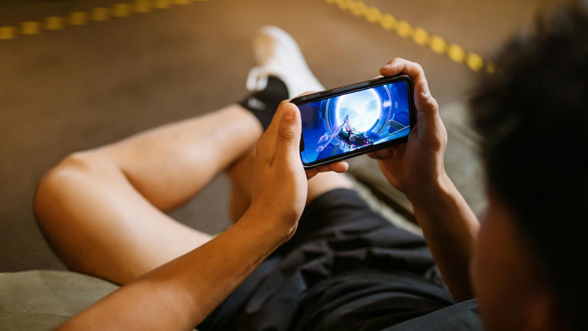 A linha Galaxy S21 foi uma das últimas a seguir a política de apenas três grandes atualizações de Android, o que apressa sua saída do cronograma oficial em 2026/Pexels