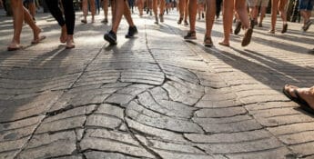 Milhões de pessoas transitam por esses países todos os dias sem imaginar o que acontece sob seus pés