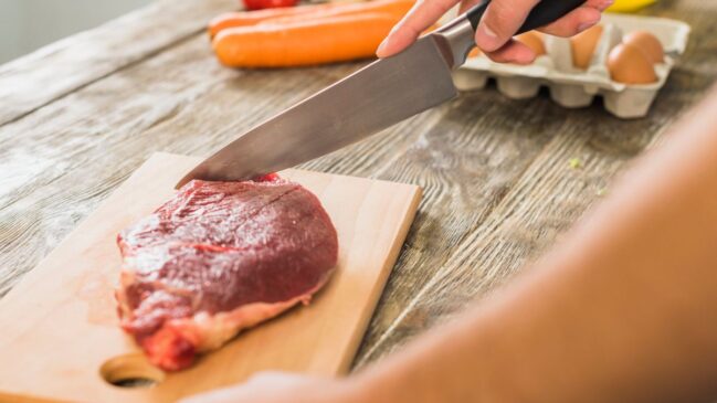 Estudo conduzido por universidades dos Estados Unidos avaliou glicose, insulina, colesterol e inflamação em dietas com carne bovina e frango ao longo de oito semanas