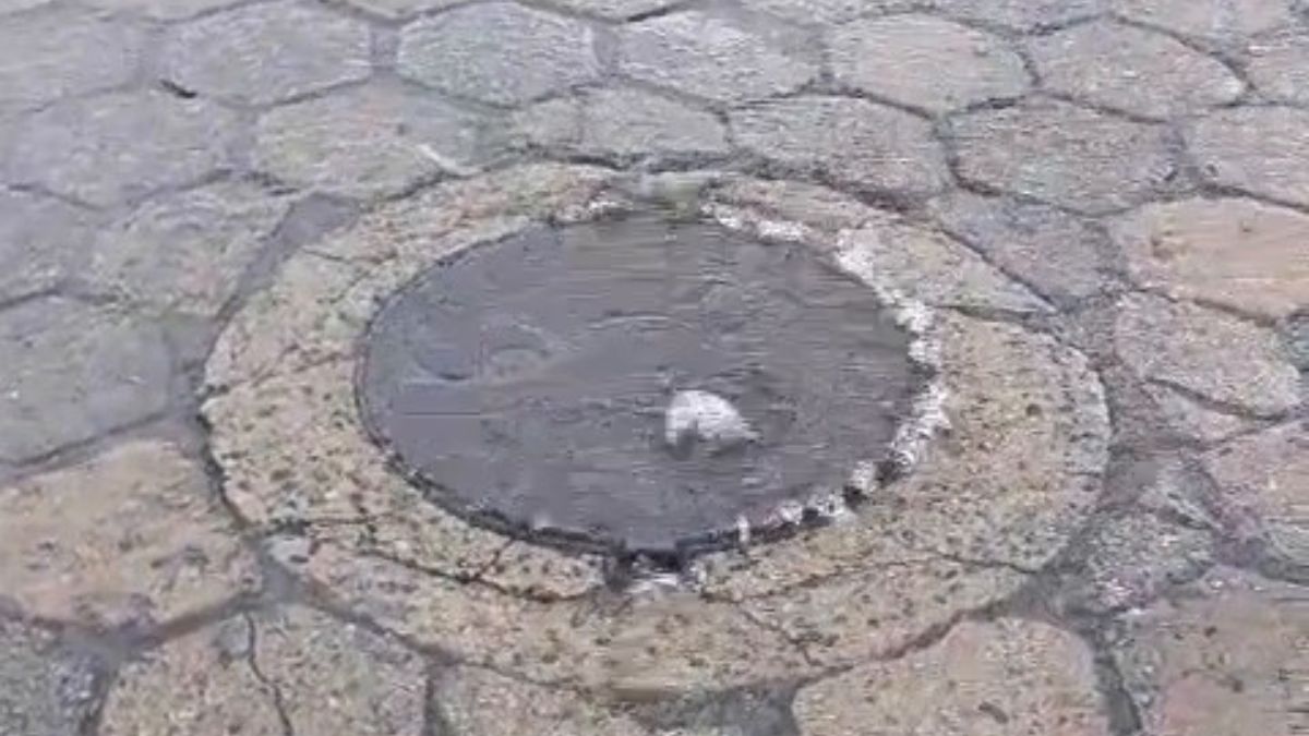 O esgoto passou novamente a correr a céu aberto diretamente para a praia