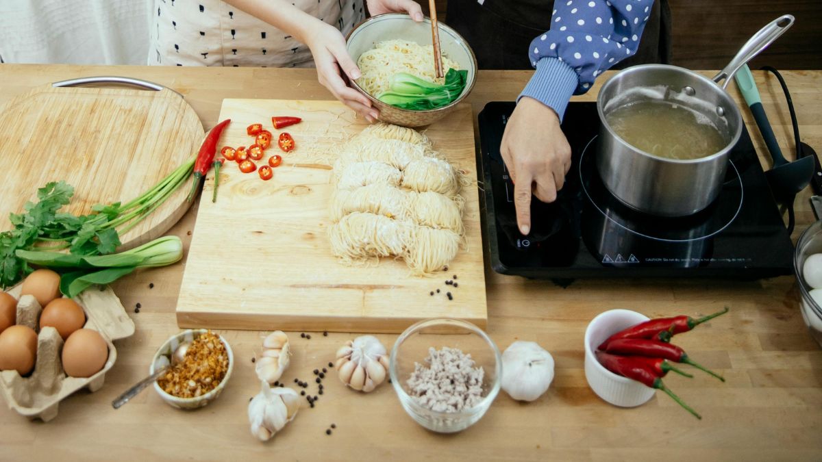 Preparar receitas com alho, cebola ou peixe pode deixar um cheiro persistente nas mãos