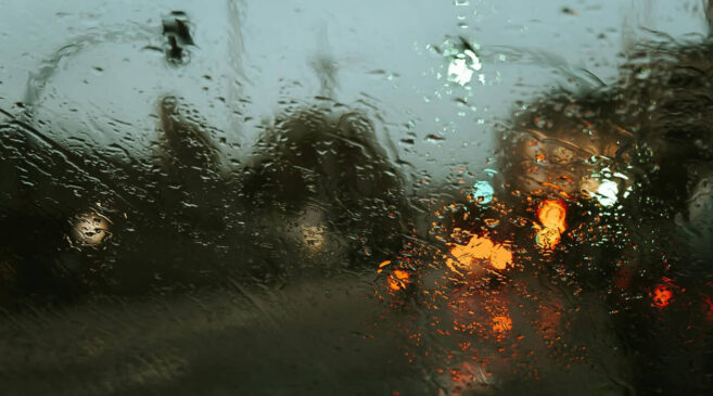 Motorista tem visão prejudicada no trânsito por conta de chuva forte