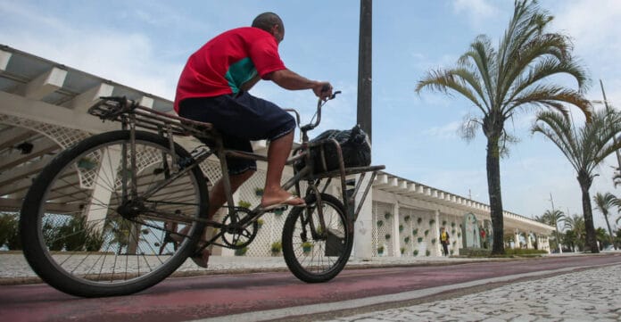 A estrutura na orla começou a ser erguida em 1993 e, hoje, soma 22,5 quilômetros de extensão ininterrupta