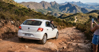 Carros com freio de mão puxado sobem ladeira de ré; ciência explica
