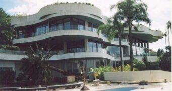 Localizada no coração do Morumbi, em São Paulo, a residência do ex-banqueiro Edemar Cid Ferreira não era apenas uma casa, mas uma declaração de poder