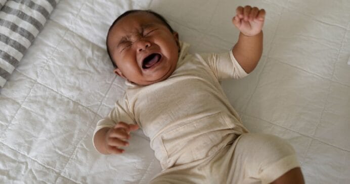 Quando o bebê deixa de chorar após repetidas tentativas ignoradas, não significa que tenha aprendido a se autorregular. Aprendeu, na verdade, que pedir não adianta
