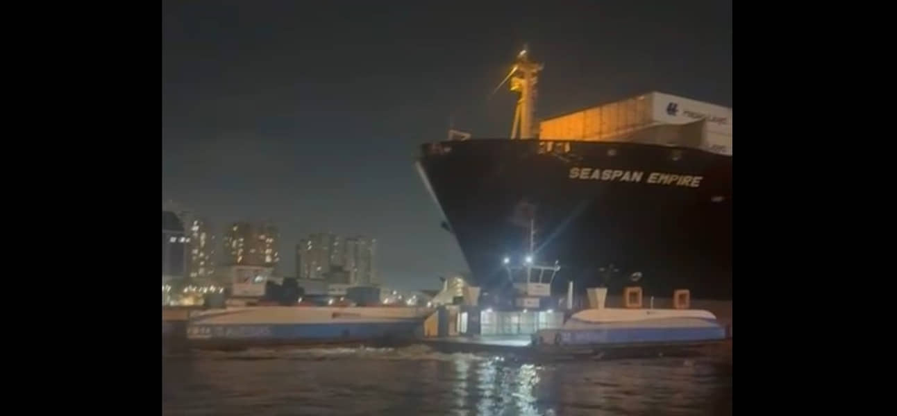 Navio se choca com duas embarcações na travessia de balsas entre Santos e Guarujá