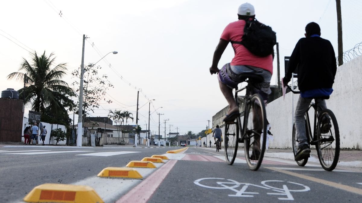 Para quem gosta de queimar calorias correndo com vista para o oceano, o recado é direto: a ciclovia é território restrito / Amauri Pinilha / Prefeitura de Praia Grande
