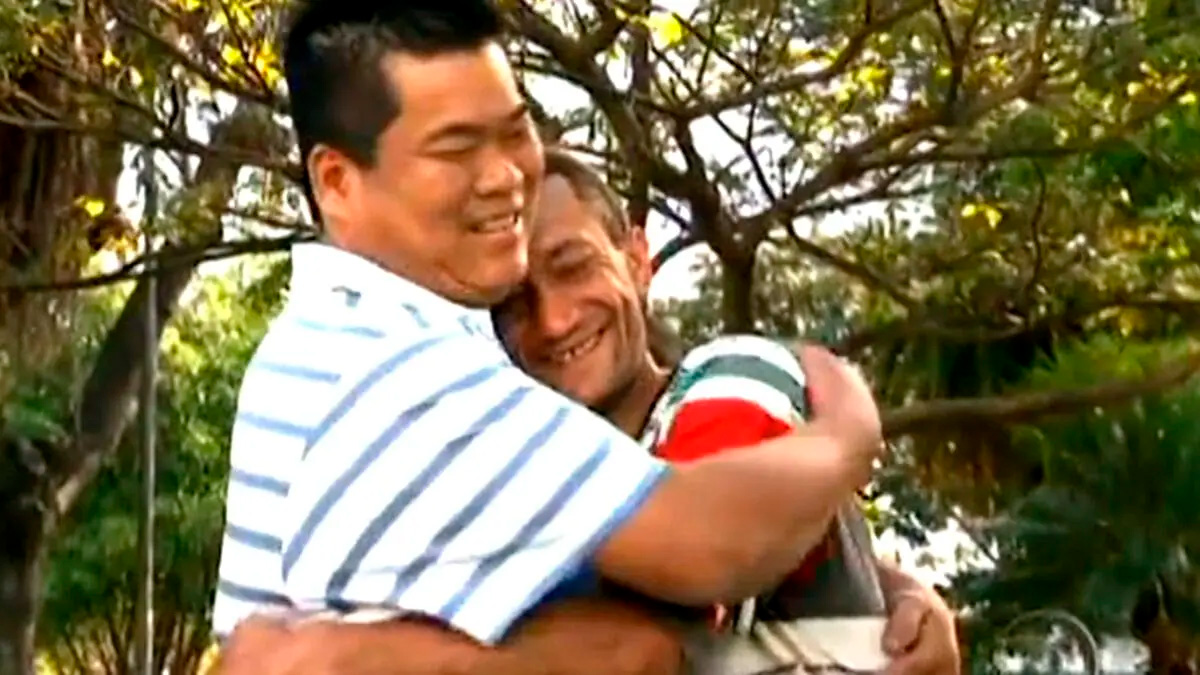 A diferença entre ter apenas um real no bolso e encontrar R$ 20 mil pode mudar qualquer destino, especialmente para quem vive em situação de rua