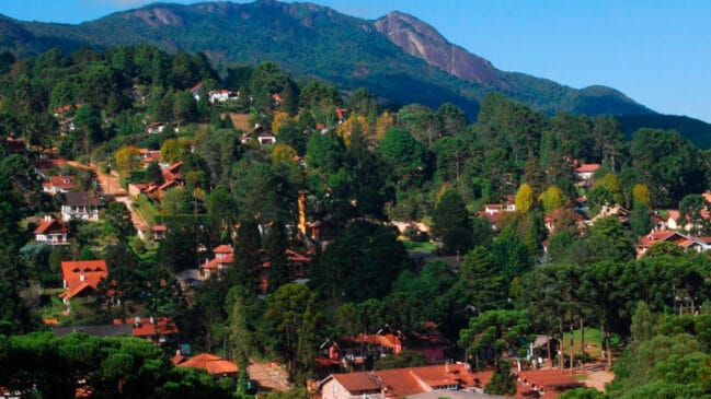 Encravada na Serra da Mantiqueira, a 1.554 metros de altitude, Monte Verde mantém temperaturas amenas