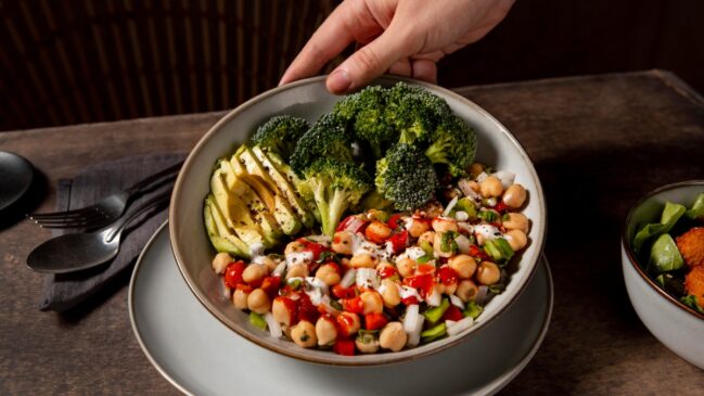 Especialistas recomendam uma dieta equilibrada, rica em proteínas, cálcio, vitamina D, fibras e gorduras saudáveis