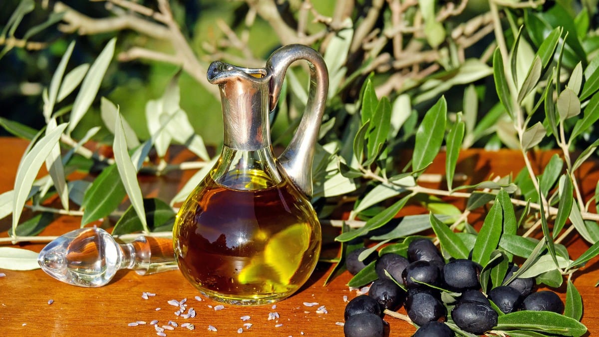 O azeite de oliva é como um bom vinho; ele oxida com a luz e o calor. Você guarda o seu do jeito certo? / Pixabay