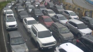 No sentido Santos para Guarujá, os motoristas enfrentam cerca de 20 minutos de espera, enquanto no trajeto inverso, Guarujá para Santos, o tempo chega a 40 minutos