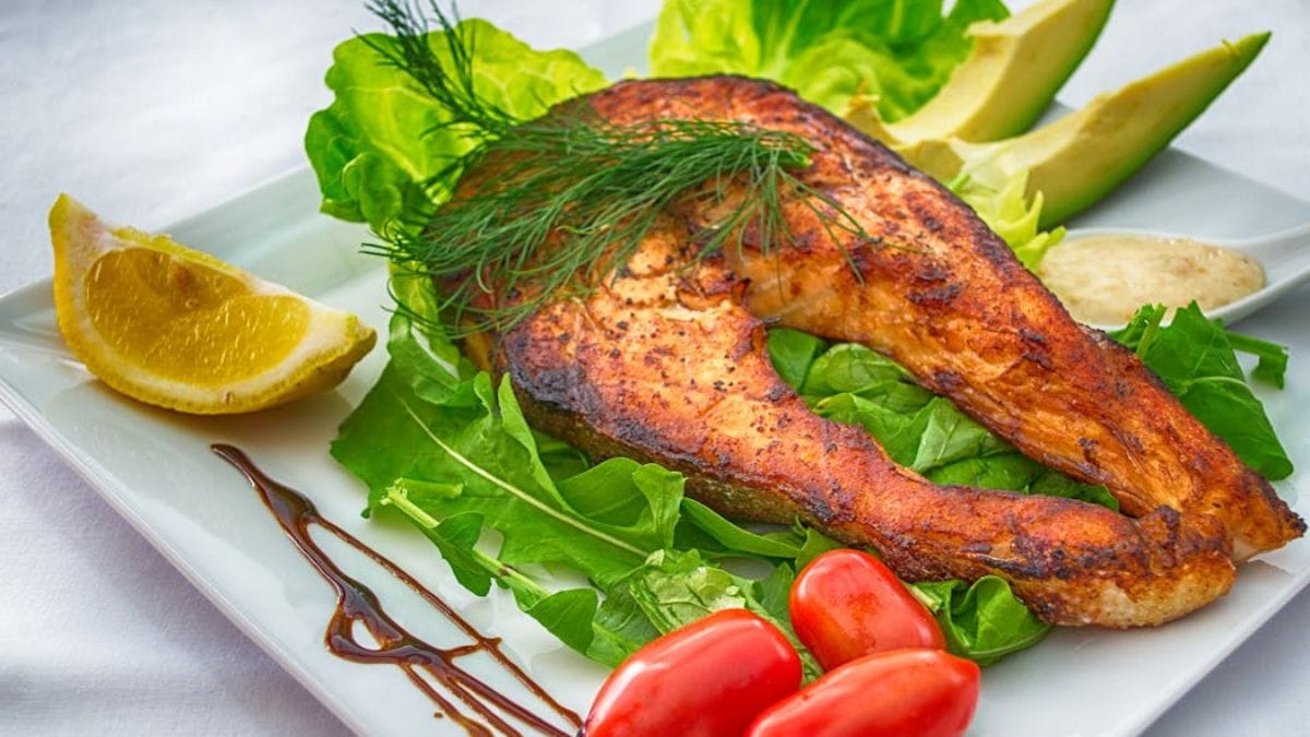 Esse peixe contribui para a cicatrização, fornece mais energia e fortalece o organismo (Malidate Van/Imagem Meramente Ilustrativa/Pexels)