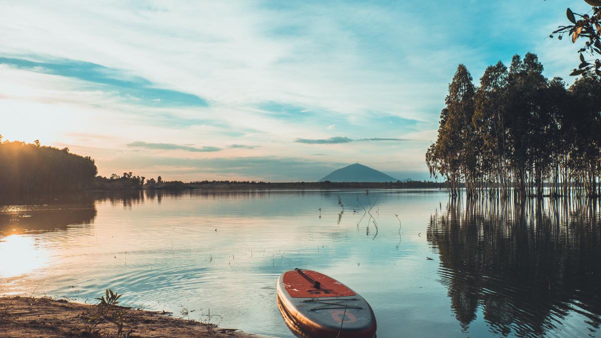 Vista aérea do Lago Dau Tieng, no sudeste do Vietnã: com dimensões comparáveis às de uma capital brasileira, o reservatório combina importância estratégica para o abastecimento de água com planos ambiciosos de transformação turística até 2050
