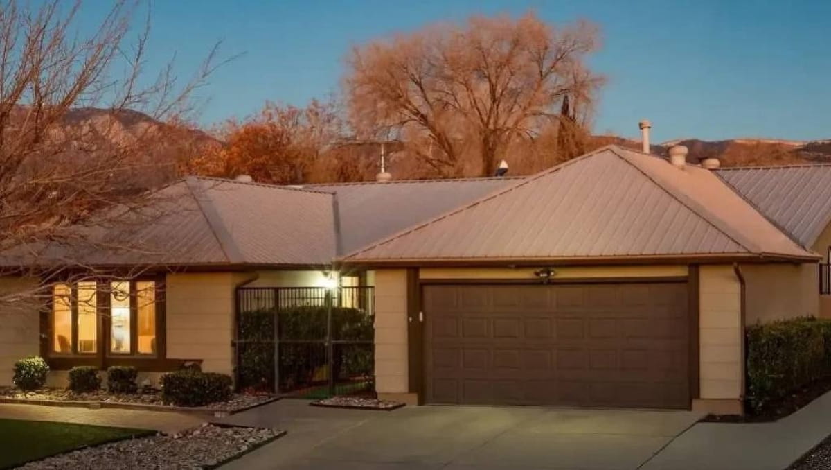 Mesmo com estrutura típica de residência familiar, o imóvel ganhou status especial por causa do sucesso mundial da série