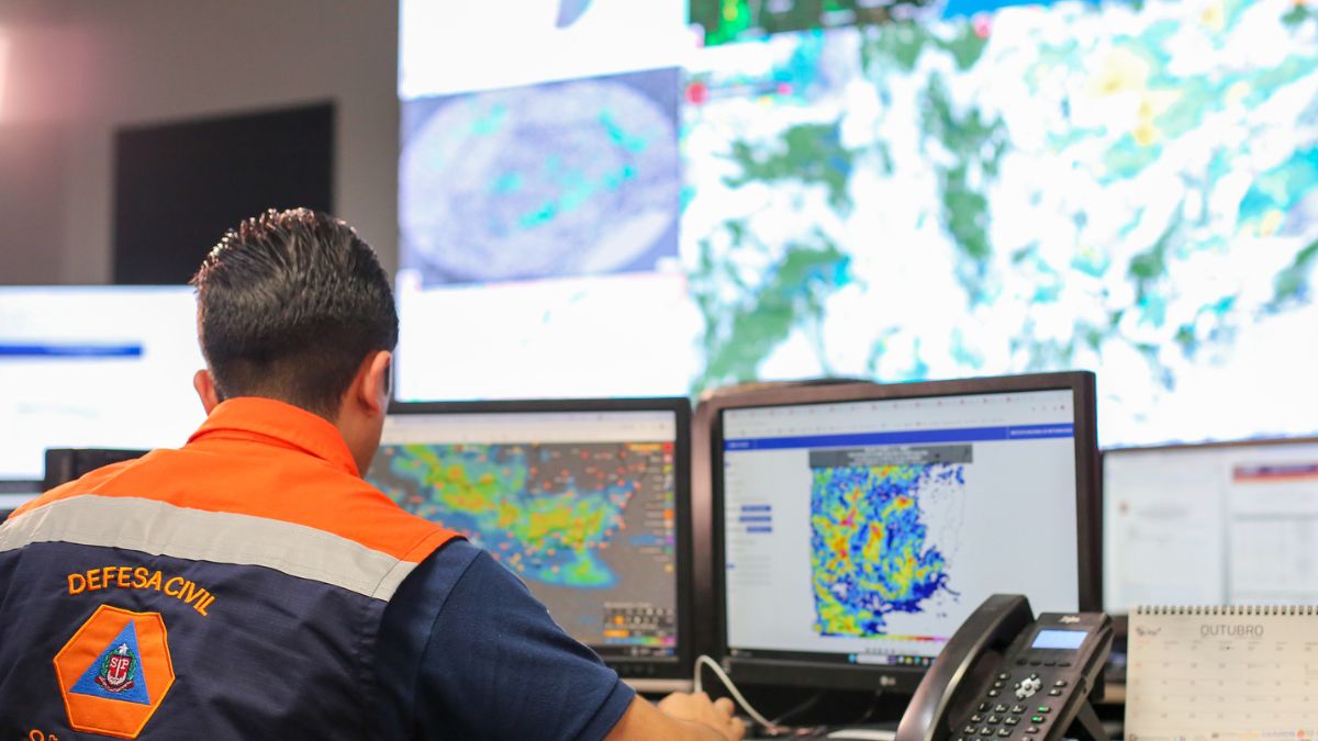 Em áreas de risco muito alto, como a Vila do Sahy, a tecnologia digital é reforçada por sirenes físicas. O equipamento serve como um comando sonoro para que a população inicie a evacuação pelas rotas de fuga já treinadas em simulados comunitários/Agência SP
