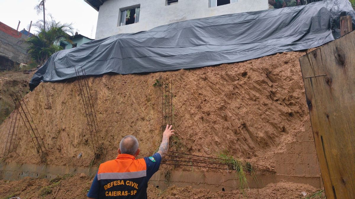 O estado de São Paulo conta agora com sete radares meteorológicos operando em tempo real. Essa rede permite uma leitura precisa da atmosfera, ajudando a Defesa Civil a prever o volume de água e a velocidade de deslocamento de frentes frias extremas/Agência SP