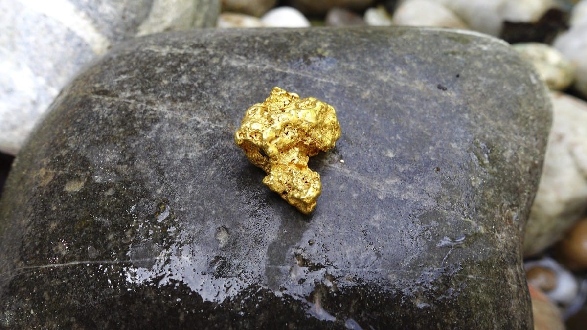 A escassez natural e a dificuldade de extração elevam o preço do ouro / Pixabay