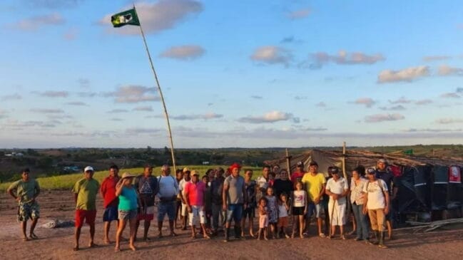 Com a assinatura do Incra, 21 famílias da comunidade Barra de Antas passam a ter direito de uso de uma área de 133 hectares, atualmente ocupada por plantações de cana-de-açúcar