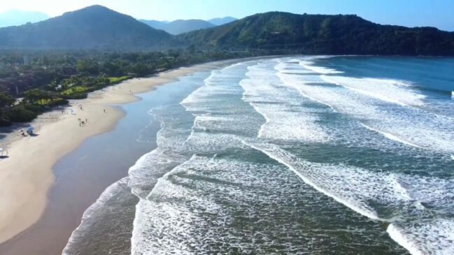 A praia fica em Sao Sebastiao, com acesso pela Estrada do Camburi