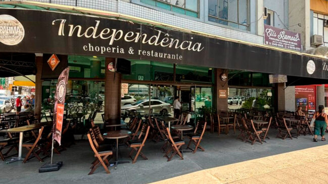Quem caminha pelo Gonzaga, em Santos, tem na Praça da Independência um dos pontos de referência mais icônicos da região