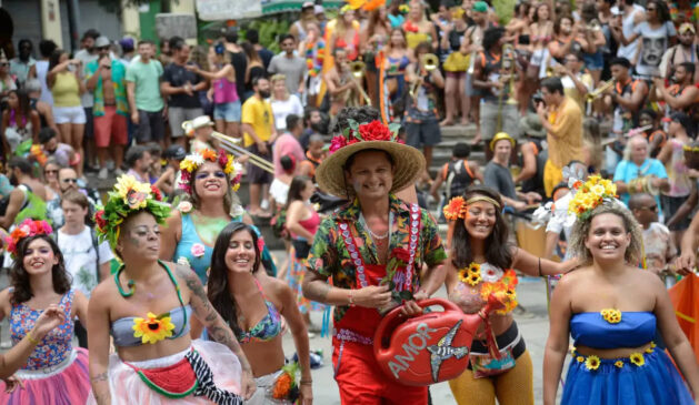 A agenda inclui desde blocos tradicionais até manifestações culturais afro-brasileiras e festas de bairro