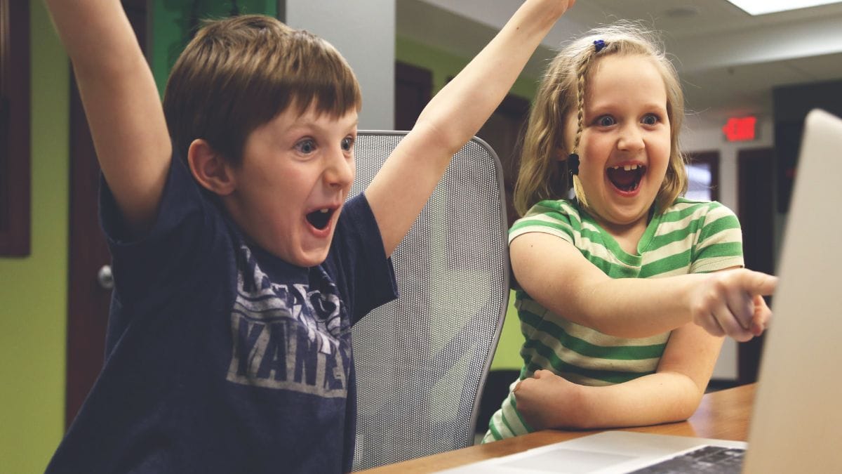 Escola usam aplicativos específicos que auxiliam na educação / Pixabay