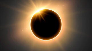 o céu será palco de um eclipse solar anular, quando a Lua passa entre a Terra e o Sol, mas não cobre completamente o disco solar