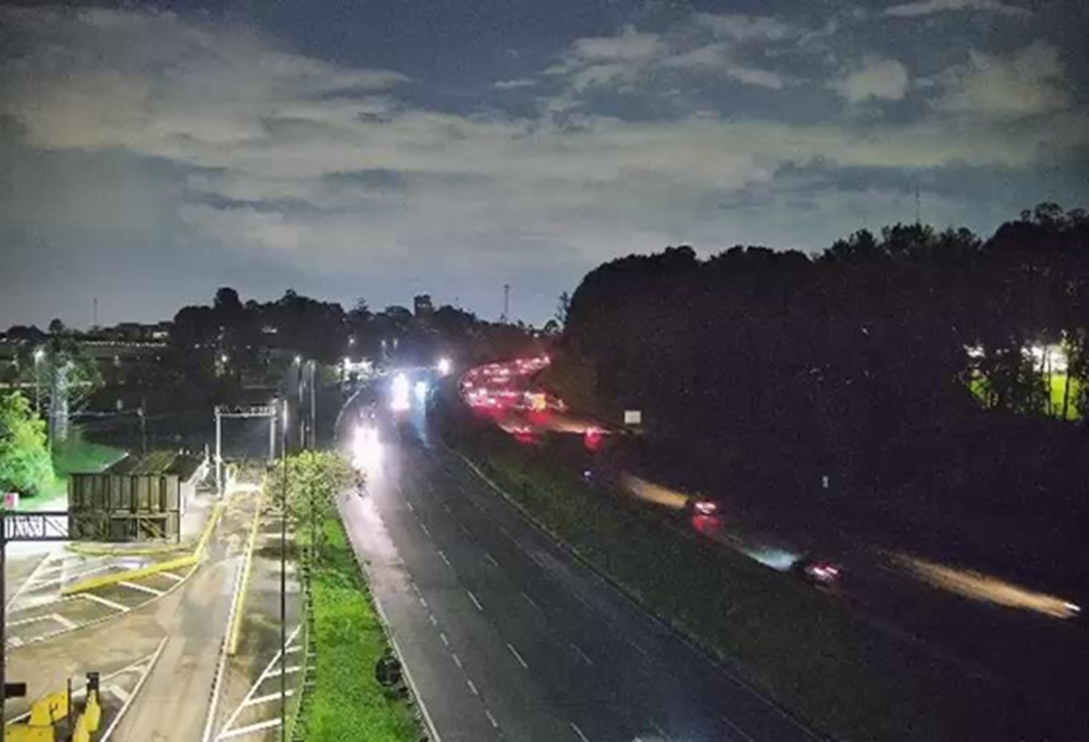 Na Rodovia Anchieta, há congestionamento do km 44 ao km 40, no sentido São Paulo, provocado pelo alto fluxo de veículos