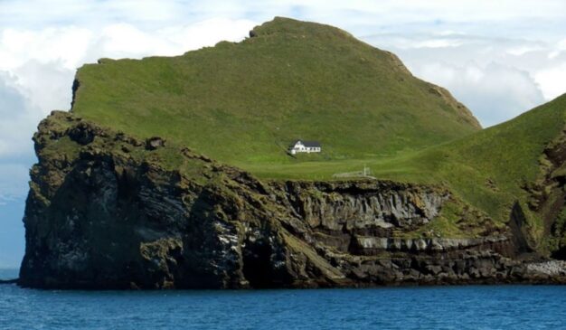Elliðaey é uma pequena ilha do arquipélago de Vestmannaeyjar, ao sul da Islândia