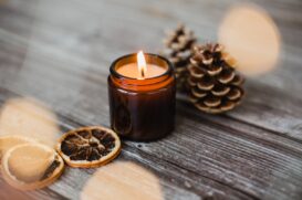 Além da decoração, as velas aromáticas são associadas a estímulos de concentração, relaxamento e meditação